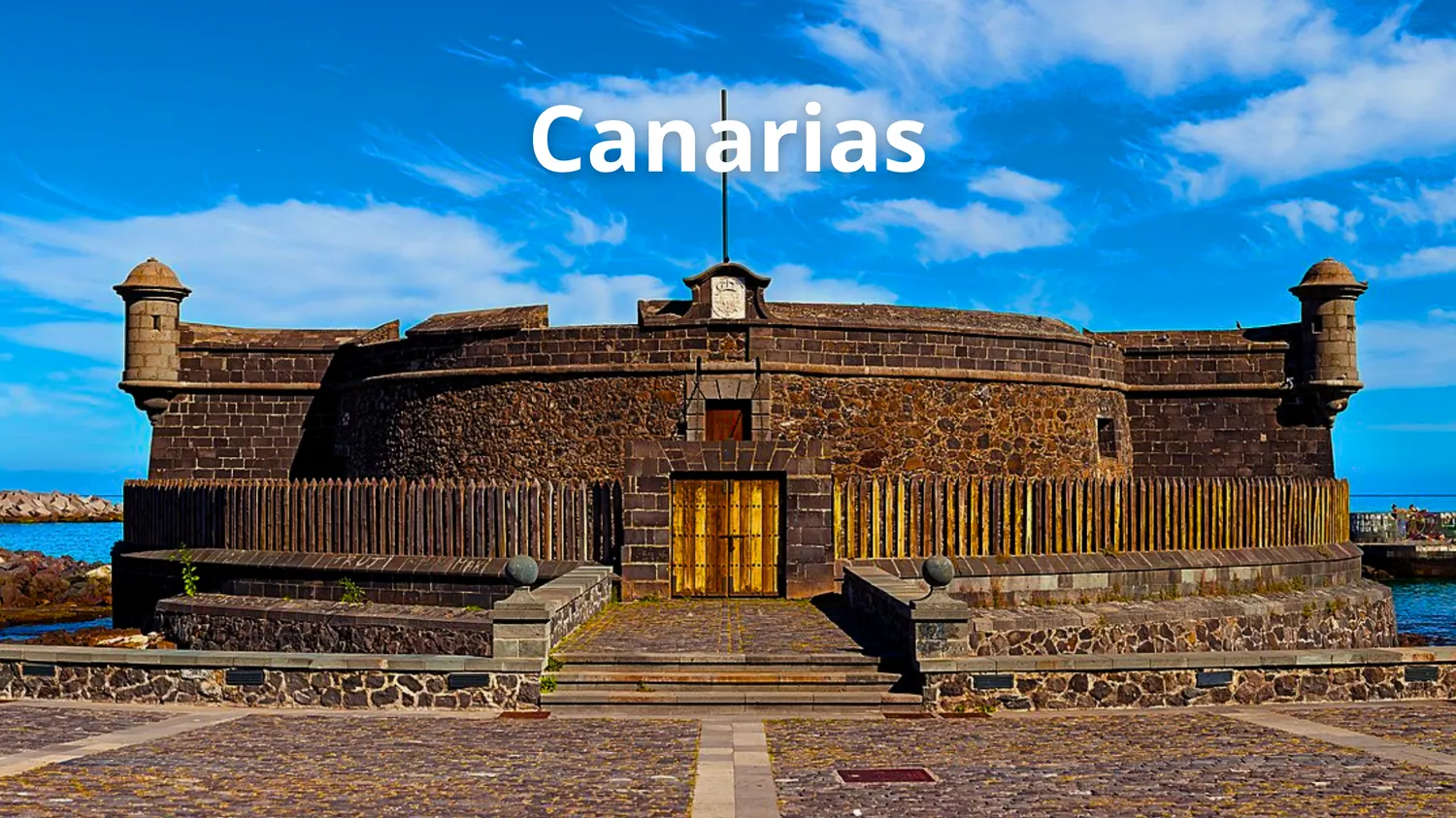 Foto de un castillo canario con el texto sobrescrito: Canarias.