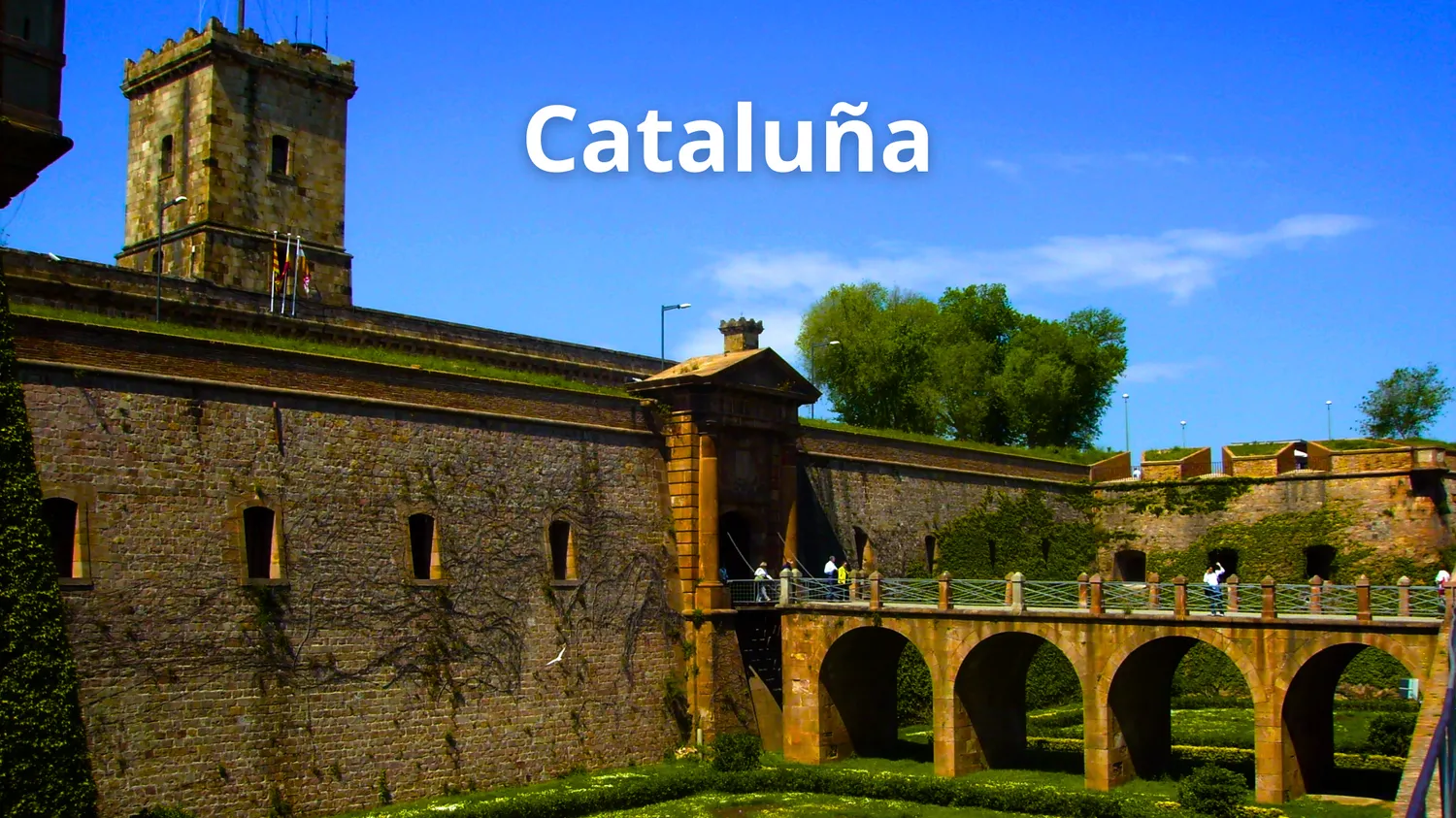 Foto de un castillo catalán con el texto sobrescrito: Castillos de Cataluña.