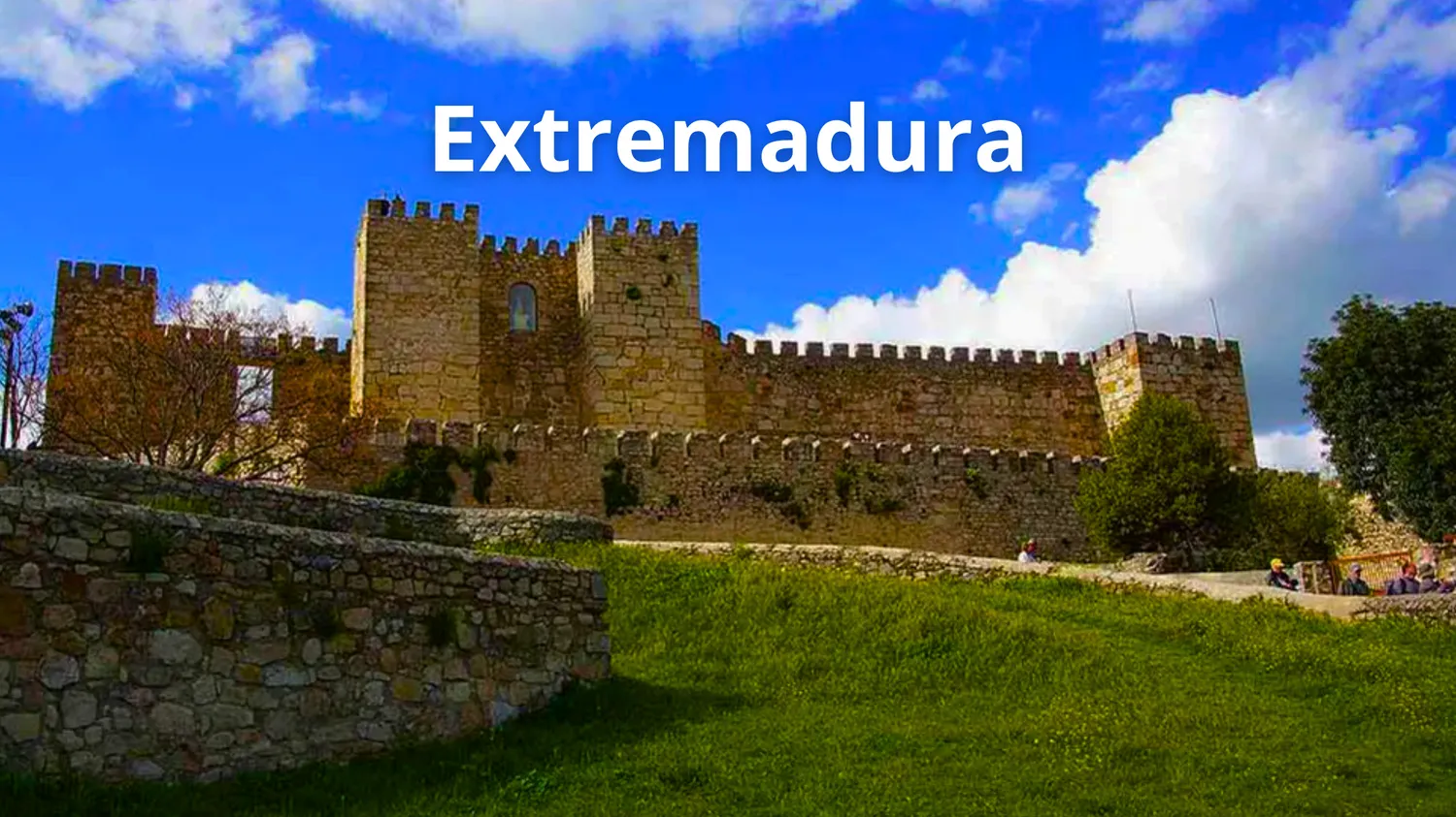 Foto de un castillo extremeño y el texto sobreimpreso: Extremadura.