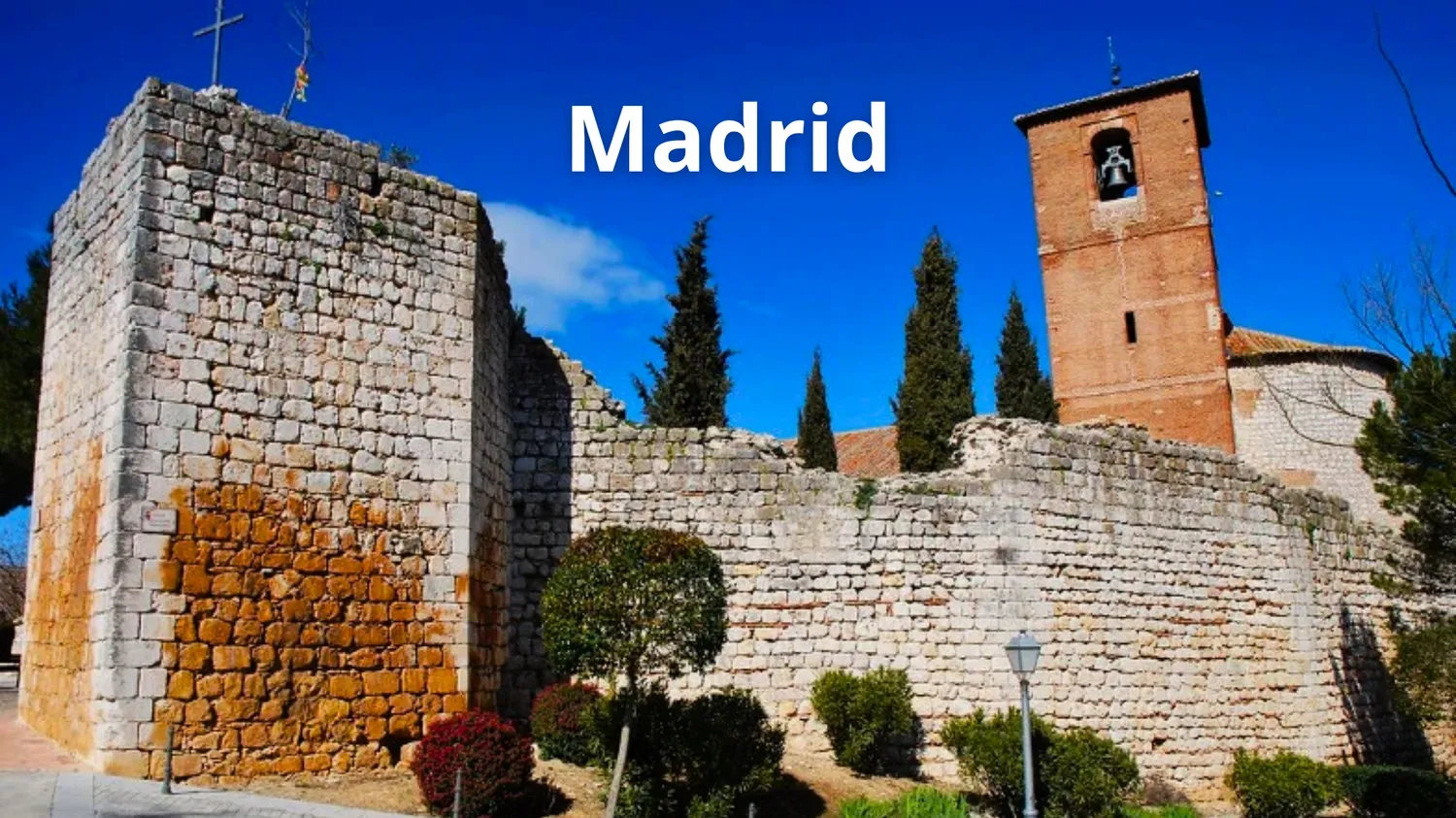 Foto de un castillo madrileño y el texto sobrescrito: Madrid.